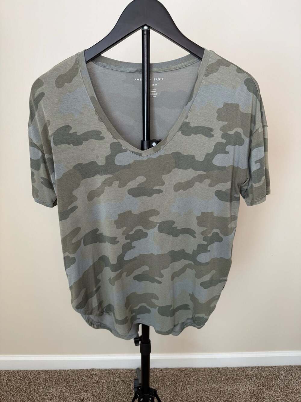☀️American Eagle Soft & Sexy Camo V-Neck T-Shirt XS